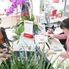 Khách hàng giao dịch tại Ngân hàng. (Ảnh: Thanh Tân/TTXVN)