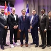 Đại sứ Việt Nam tại Canada Phạm Vinh Quang (giữa) chụp ảnh lưu niệm cùng đại diện Chính quyền Canada, tỉnh bang Quebec, thành phố Montreal và CABC. (Ảnh: Trung Dũng/TTXVN)