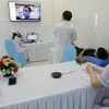Trong ảnh: Thăm khám trực tuyến có sự tham gia của các y, bác sỹ Bệnh viện Đại học Y Hà Nội và Bệnh viện 199. (Ảnh: TTXVN phát)
