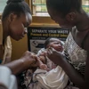 Nhân viên y tế tiêm vaccine ngừa sốt rét cho trẻ em tại Cape Coast, Ghana. (Ảnh: AFP/TTXVN) 