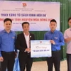 Đoàn Thanh niên TTXVN trao tượng trưng "Tủ sách Đinh Hữu Dư" cho Trường Tiểu học Ngối Cáy (Mường Ảng, tỉnh Điện Biên). (Ảnh: Xuân Tư/TTXVN)