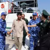 Cơ quan chức năng đón ngư dân bị nạn trên biển trở về. (Ảnh: Đoàn Mạnh Dương/TTXVN)