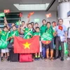 Đoàn học sinh chụp ảnh lưu niệm trước giờ lên máy bay. (Ảnh: NESTLE MILO)