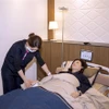 Nhân viên y tế của EHL BIO chăm sóc bệnh nhân điều trị bệnh suy thận và thận mãn tính bằng liệu pháp tế bào gốc từ nước tiểu. (Ảnh: Anh Nguyên/TTXVN)
