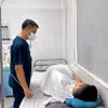 Một học sinh ngộ độc thuốc lá thế hệ mới điều trị tại Bệnh viện Bạch Mai. (Ảnh: T.G/Vietnam+)