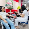 Các bạn trẻ tham gia hiến máu tại Viện Huyết học-Truyền máu Trung ương trong ngày 23/11. (Ảnh: PV/Vietnam+)