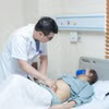 Bác sĩ khám, theo dõi sức khoẻ cho bệnh nhân sau phẫu thuật. (Ảnh: PV/Vietnam+)