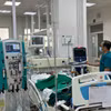 Bác sĩ theo dõi sức khoẻ cho bệnh nhân. (Ảnh: BVCC)