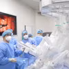 Các chuyên gia phẫu thuật Robot điều trị ung thư thực quản cho một bệnh nhân. (Ảnh: PV/Vietnam+)