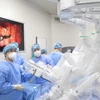 Các chuyên gia phẫu thuật Robot điều trị ung thư thực quản cho một bệnh nhân. (Ảnh: PV/Vietnam+)