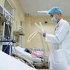 Bác sỹ điều trị, theo dõi sức khỏe cho một bệnh nhân ung thư. (Ảnh: TTXVN/Vietnam+)