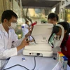 Bác sỹ khám mắt cho trẻ tại Trường Tiểu học Hoàng Diệu, Ba Đình, Hà Nội. (Ảnh: PV/Vietnam+)