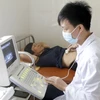  Y, bác sỹ tiến hành siêu âm cho người dân. (Ảnh: Đồng Thúy/TTXVN)