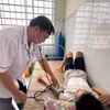 Khám, đo huyết áp cho người dân tại Trạm Y tế xã Vĩnh Phú Tây, huyện Phước Long, tỉnh Bạc Liêu. (Ảnh: T.G/Vietnam+)