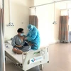 Bác sỹ thăm khám và điều trị cho bệnh nhân ở Bình Dương mắc đậu mùa khỉ. (Ảnh: TTXVN phát)