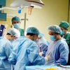 Tại Bệnh viện Việt Nam-Thụy Điển Uông Bí (Quảng Ninh), gần 120 y bác sỹ, điều dưỡng, kỹ thuật viên, trong đó có 60 y, bác sỹ đến từ các trung tâm ghép tạng của Việt Nam đã tiến hành lấy đa tạng từ một người cho chết não. (Ảnh: TTXVN phát)