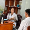Bác sỹ tại Trung tâm Kiểm soát Bệnh tật tỉnh Kiên Giang tư vấn về thuốc cho bệnh nhân HIV. (Ảnh: T.G/Vietnam+)