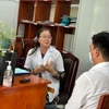 Bác sỹ tại Trung tâm Kiểm soát Bệnh tật tỉnh Kiên Giang tư vấn về thuốc cho bệnh nhân HIV. (Ảnh: T.G/Vietnam+)