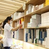 Nhân viên y tế lấy thuốc để cấp phát cho người bệnh tại một bệnh viện. (Ảnh: PV/Vietnam+)