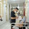 Bác sỹ theo dõi tình hình sức khỏe cho một bệnh nhân mắc sốt xuất huyết tại Hà Nội. (Ảnh: Minh Quyết/TTXVN)