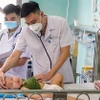 Các bác sỹ thăm khám cho bệnh nhi 17 tháng tuổi, ở Quảng Ninh. (Ảnh: PV/Vietnam+)