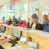 Nhân viên của Bảo hiểm Xã hội Việt Nam giải quyết các thủ tục cho người dân. (Ảnh: Việt Hoàng/TTXVN)