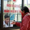 Người dân đăng ký khám, chữa bệnh bằng thẻ bảo hiểm y tế. (Ảnh: Việt Dũng/TTXVN)