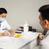 Bác sỹ khám, tư vấn về vô sinh hiếm muộn cho các cặp vợ chồng. (Ảnh: PV/Vietnam+)
