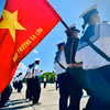 Lễ chào cờ ở Đảo Trường Sa thật đặc biệt.(Ảnh: Nguyễn Trần Tùng/Vietnam+)