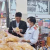 Lực lượng chức năng tỉnh Đắk Lắk kiểm tra, kiểm soát thị trường và an toàn thực phẩm dịp Tết Nguyên đán Quý Mão 2023. (Ảnh: TTXVN phát)