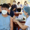 Tiêm vaccine phòng COVID-19 cho học sinh. (Ảnh: Văn Dũng/TTXVN)