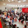 Nhiều người đến hiến máu tại Lễ hội Xuân hồng lần thứ 17. (Ảnh: PV/Vietnam+)