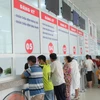 Người dân làm thủ tục khám chữa bệnh bảo hiểm y tế. (Ảnh: Văn Dũng/TTXVN)