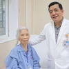 Phó giáo sư Phạm Văn Bình và bệnh nhân sau ca phẫu thuật. (Ảnh: PV/Vietnam+)