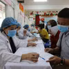 Khám bệnh cho người lao động. (Ảnh: Thanh Vũ/TTXVN)