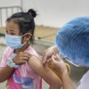 Tiêm chủng vaccine cho trẻ. (Ảnh: Tuấn Đức/TTXVN)