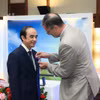 Ngài Olivier Brochet - Đại sứ Cộng hòa Pháp thay mặt Chính phủ Pháp trao tặng cho Giáo sư Nguyễn Hữu Tú - Hiệu trưởng Trường Đại học Y Hà Nội “Huân chương Cành cọ Hàn lâm.” (Ảnh: PV/Vietnam+)