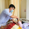 Bác sĩ thăm khám cho bệnh nhân. (Ảnh: TTXVN phát) 