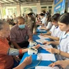Bác sĩ khám bệnh cho người dân tại xã Bình Hòa, huyện Bình Sơn, tỉnh Quảng Ngãi. (Ảnh: PV/Vietnam+)