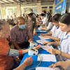 Bác sĩ khám bệnh cho người dân tại xã Bình Hòa, huyện Bình Sơn, tỉnh Quảng Ngãi. (Ảnh: PV/Vietnam+)