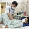 Bác sĩ thăm khám cho bệnh nhi điều trị sốt xuất huyết tại Bệnh viện Đa khoa Xanh Pôn. (Ảnh: Minh Quyết/TTXVN)