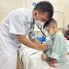 Bác sỹ Bệnh viện Xanh Pôn khám và điều trị cho bệnh nhi. (Ảnh: T.G/Vietnam+)