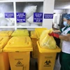 Các nhóm chất thải y tế được phân loại và lưu giữ riêng biệt. (Ảnh: Thành Đạt/TTXVN)