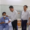 Tổng Giám đốc Bảo hiểm Xã hội Việt Nam Nguyễn Thế Mạnh tặng thẻ Bảo hiểm Y tế cho người dân. (Ảnh: PV/Vietnam+)