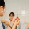 Nhân viên y tế làm công tác tiêm chủng. (Ảnh: Minh Quyết/TTXVN)