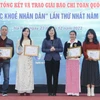 Bộ trưởng Bộ Y tế Đào Hồng Lan trao giải Nhất cho các tác giả, nhóm tác giả đoạt giải. (Ảnh: Minh Quyết/TTXVN) 