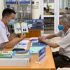 Bác sỹ tư vấn cho người dân về bệnh lao. (Ảnh: PV/Vietnam+)
