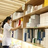 Nhân viên y tế làm công tác cấp phát thuốc. (Ảnh: Minh Quyết/TTXVN)