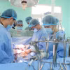 Ekip bác sĩ Bệnh viện Trung ương Huế (phải) chỉ đạo thực hiện ca ghép tạng “xuyên Việt” từ người cho chết não tại Bệnh viện Việt Nam-Thụy Điển ở Uông Bí, Quảng Ninh. (Ảnh: TTXVN phát)