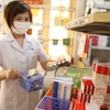 Nhân viên y tế lấy thuốc tại một bệnh viện. (Ảnh: M.Q/Vietnam+)